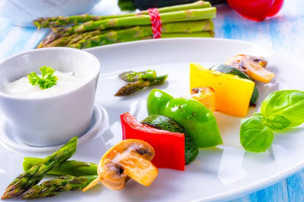 Vegetariánské Zeleninové Šašlik Česnekovým Jogurtovým Dresinkem — Stock fotografie