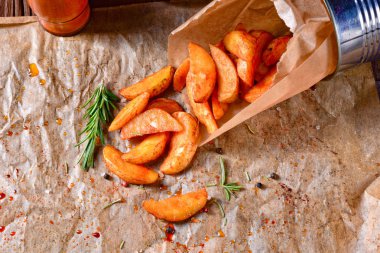 Biberiye patates dilimleri fırından