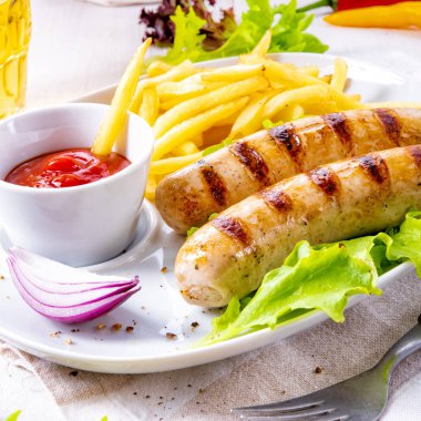 cips ve bira ile ızgara domuz sucuğu