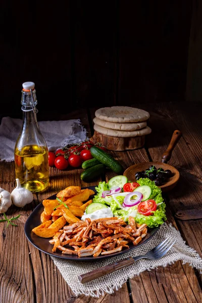 Rustikale Gyros Platte Mit Grünem Salat Und Kartoffelkeilen — Stockfoto