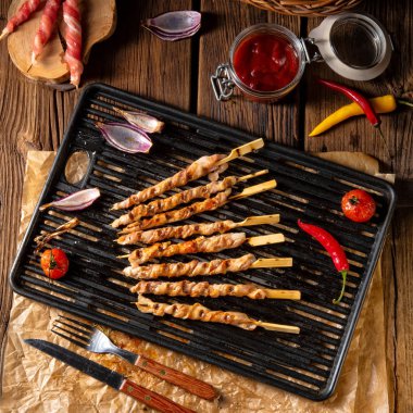 Taze ve gevrek rustik domuz eti ızgara sopa