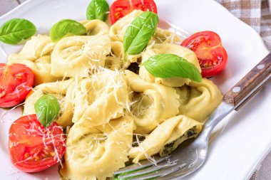 kokteyl domates ıspanak doldurma, rendelenmiş peynir ile mantı