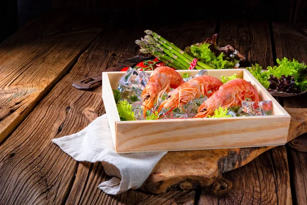 Gekookt Argentijnse Rode Garnalen Met Salade Het Ijs — Stockfoto