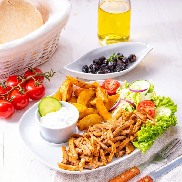 Gyros Teller Mit Grünem Salat Oliven Und Kartoffelkeilen — Stockfoto