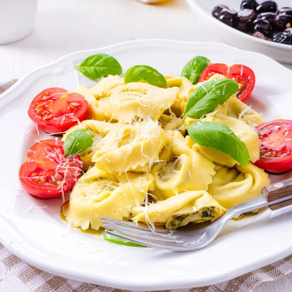 Ravioli Špenátem Náplň Strouhaným Sýrem Cherry Rajčátky — Stock fotografie