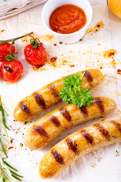 Läckra Bratwurst Med Ketchup Och Färska Rullar — Stockfoto