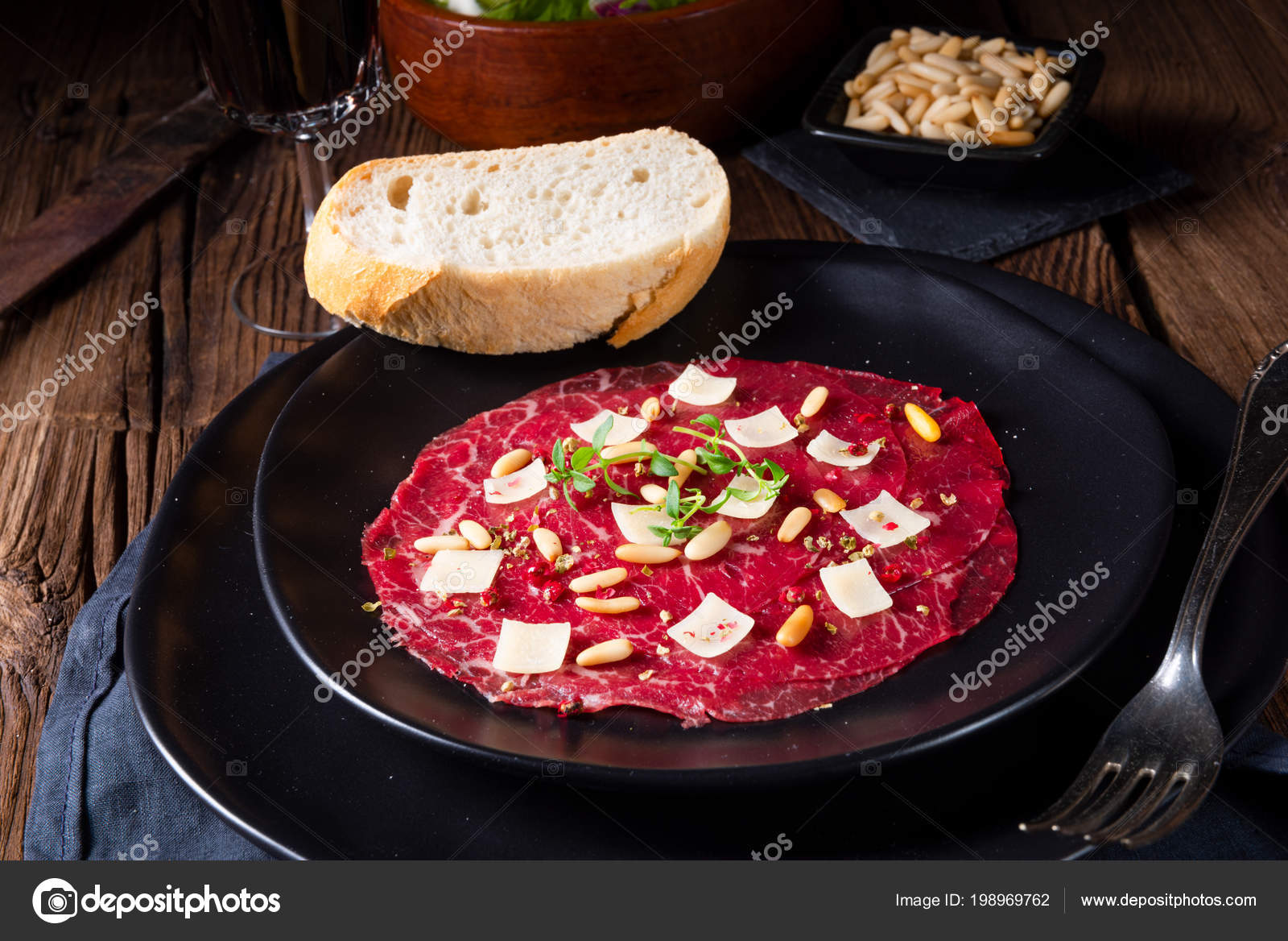 Rindercarpaccio Mit Pinienkernen Buntem Pfeffer Und Parmesan ...