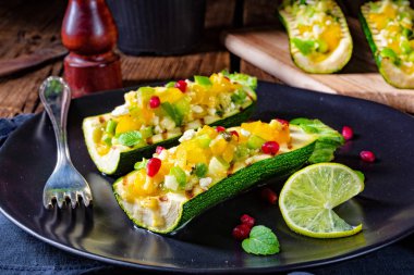 Koyun peyniri ve paprikayla doldurulmuş ızgara kabak..