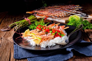 Kırmızı salsa ve yeşil kuşkonmaz ile ızgara kırmızı Arjantinli karides