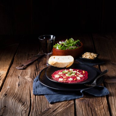 Çam fıstığı, renkli biber ve Parmesan peyniri ile Dana carpaccio