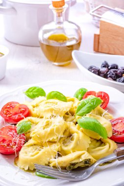 kokteyl domates ıspanak doldurma, rendelenmiş peynir ile mantı