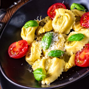 rustik ıspanak tortellini peynir ve kokteyl kokteyl domates ile