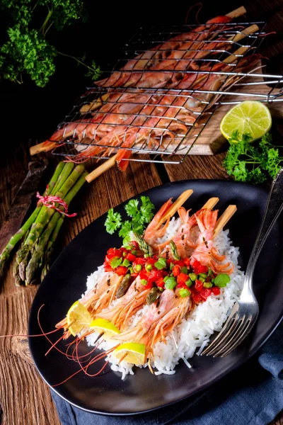 Gegrilde Rode Argentijnse Garnalen Met Rode Salsa Groene Asperges — Stockfoto