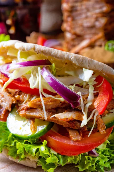 Pita Crocante Com Carne Giroscópios Grelhados Vários Legumes Molho Alho — Fotografia de Stock