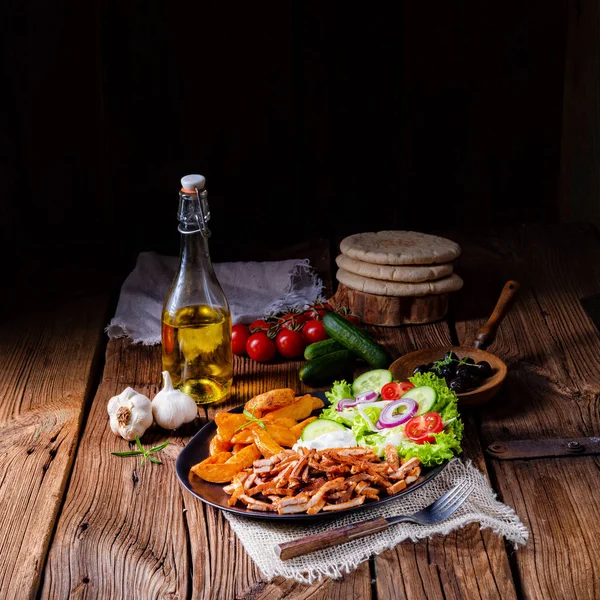 Rustikální Gyros Talíř Zelený Salát Brambory Klíny — Stock fotografie