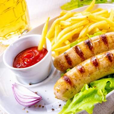 cips ve bira ile ızgara domuz sucuğu