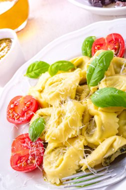 kokteyl domates ıspanak doldurma, rendelenmiş peynir ile mantı