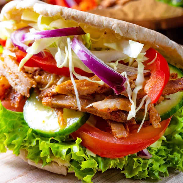 Ropogós Pita Grillezett Gyros Hússal Különféle Zöldségek Fokhagyma Mártás — Stock Fotó