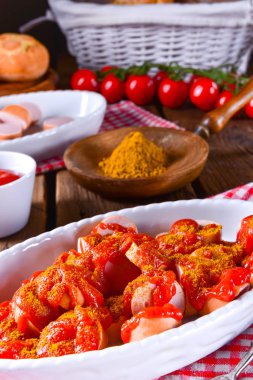 Beyaz kapta köri soslu sosis