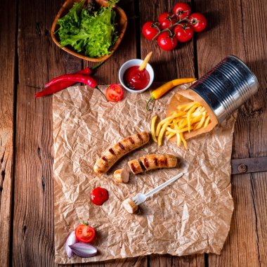 rustik sosisleri pommes ve sıcak ketçap ile