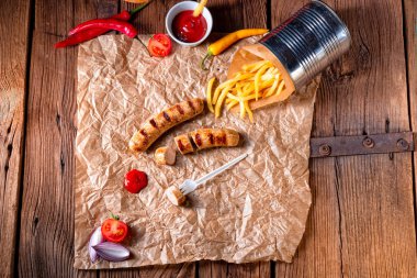 rustik sosisleri pommes ve sıcak ketçap ile