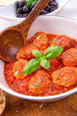 Fesleğenli domates soslu fırında mini köfte