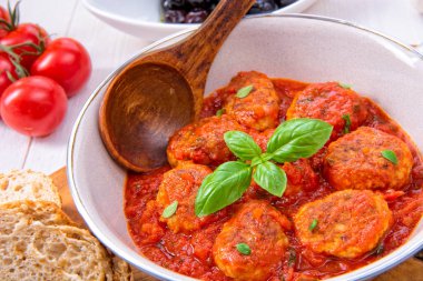 Fesleğenli domates soslu fırında mini köfte