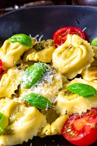 Rustic Spinach Tortellini Cheese Cocktail Cocktail Tomatoes — Stock Photo, Image
