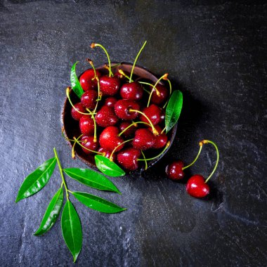 Taze kiraz ahşap bir kapta aldı