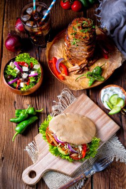 Çıtır Pide ızgara gyros etli. Çeşitli sebze ve sarımsak sosu