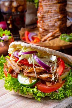 Çıtır Pide ızgara gyros etli. Çeşitli sebze ve sarımsak sosu