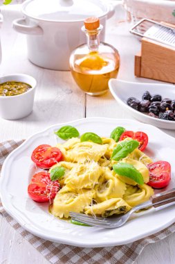 kokteyl domates ıspanak doldurma, rendelenmiş peynir ile mantı