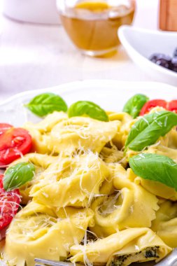 kokteyl domates ıspanak doldurma, rendelenmiş peynir ile mantı