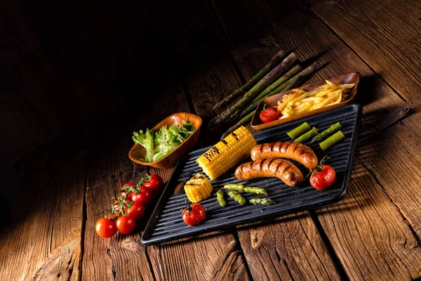 Krakauer Grelhado Com Batatas Fritas Salada Verde — Fotografia de Stock