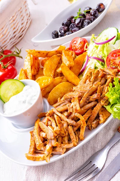 Giroscópios Prato Salada Verde Azeitonas Fatias Batata — Fotografia de Stock