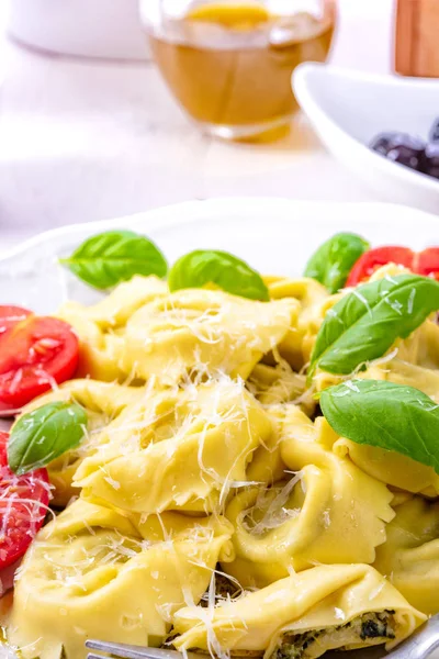 Ravioli Con Ripieno Spinaci Formaggio Grattugiato Pomodori Cocktail — Foto Stock