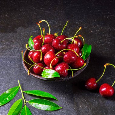 Taze kiraz ahşap bir kapta aldı