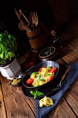 rustik ıspanak tortellini peynir ve kokteyl kokteyl domates ile