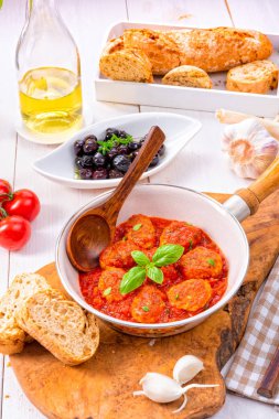 Fesleğenli domates soslu fırında mini köfte