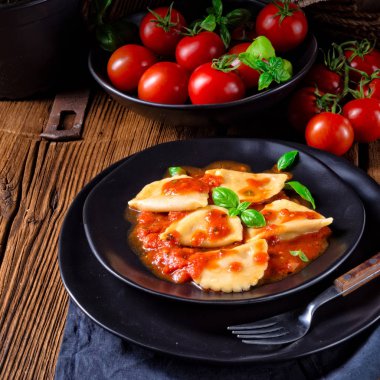 Fesleğenli domates soslu lezzetli Mantı