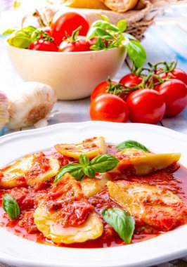 Fesleğenli domates soslu lezzetli Mantı
