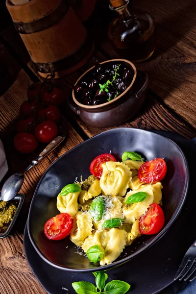 Rustieke Spinazie Tortellini Met Kaas Cocktail Cocktail Tomaten — Stockfoto