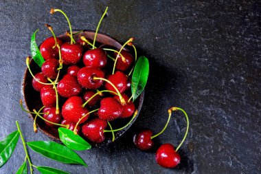 Taze kiraz ahşap bir kapta aldı