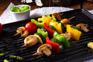 rustik sebze Şaşlık yeşil kuşkonmaz ve kırmızı biber ile