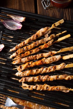Taze ve gevrek rustik domuz eti ızgara sopa