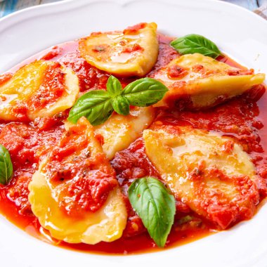 Lezzetli makarna - ravioli ile domates sosu ve fesleğen, yakın çekim