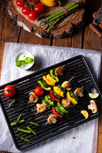 Rustikales Gemüse Schaschlik Mit Grünem Spargel Und Paprika — Stockfoto