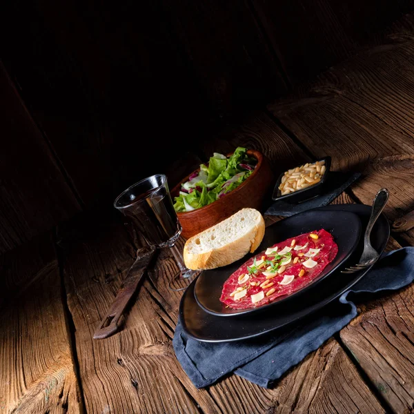 Carpaccio Ternera Con Piñones Pimienta Colorida Queso Parmesano — Foto de Stock