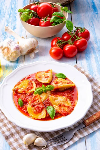 Deliziosa Pasta Ravioli Con Salsa Pomodoro Basilico — Foto Stock