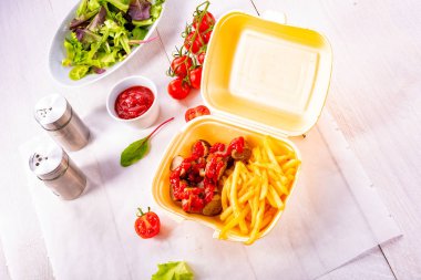 Patates kızartması ve ketçap ile ızgara domuz sucuğu